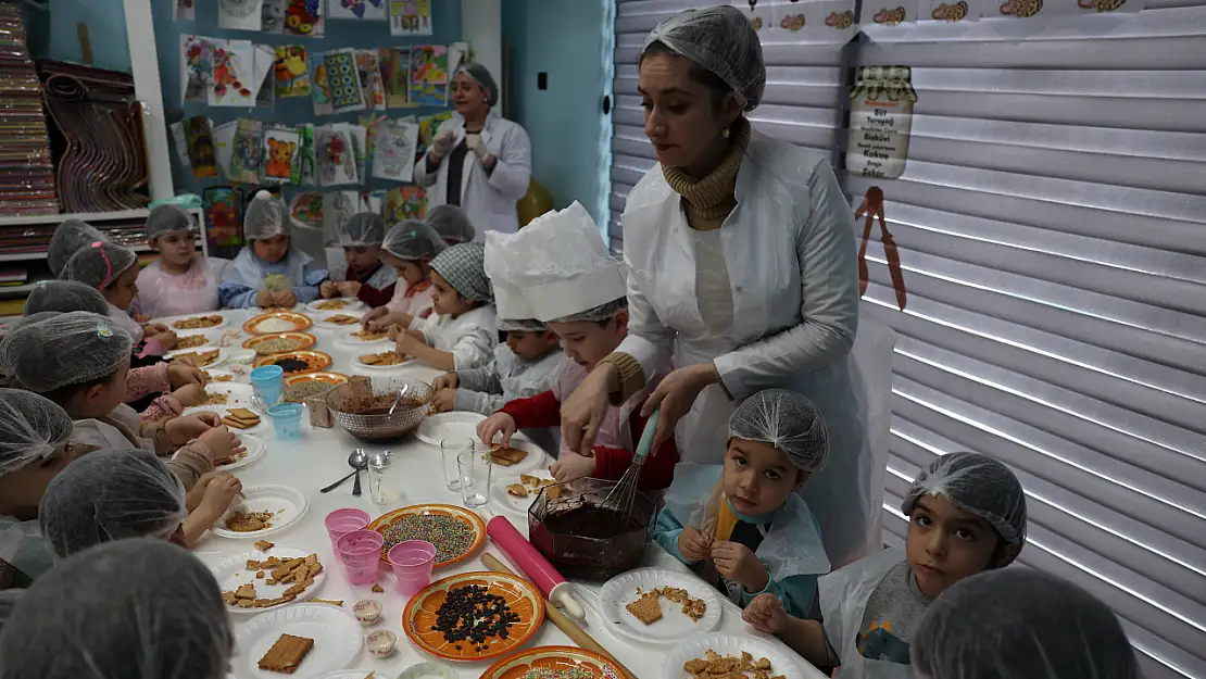 Miniklere kurabiye tasarım etkinliği