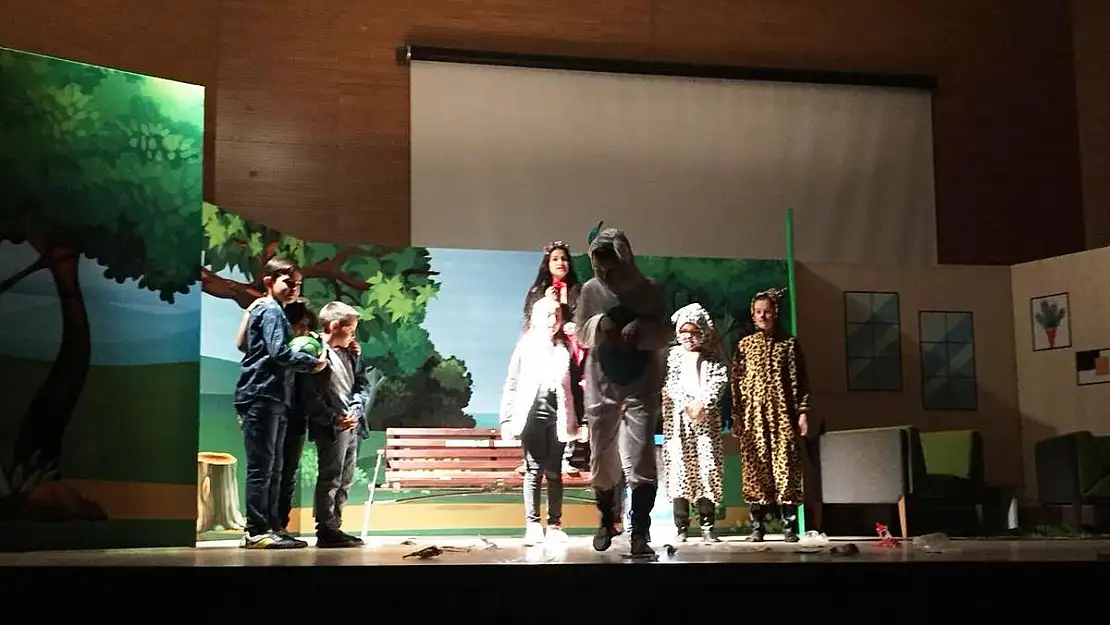 'Önce tiyatro eğitiminin dersini aldılar, sonra oyuncu olarak sahnelediler'