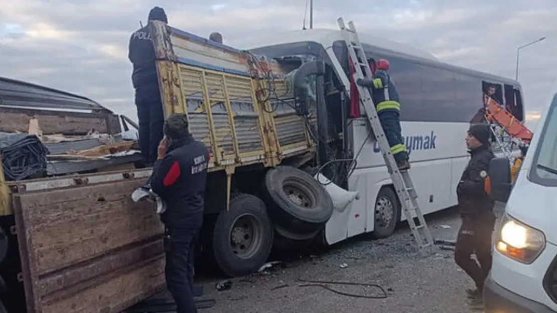 Otobüs kamyona çarptı: can kaybı var