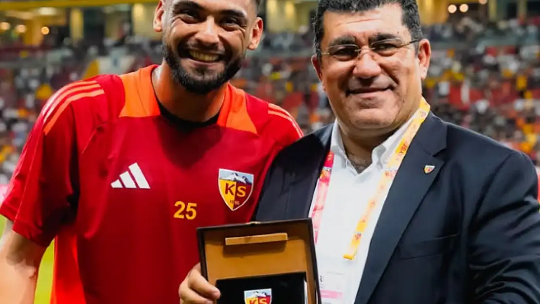 Plaketle onurlandırıldı, tepkilerle sahadan ayrıldı