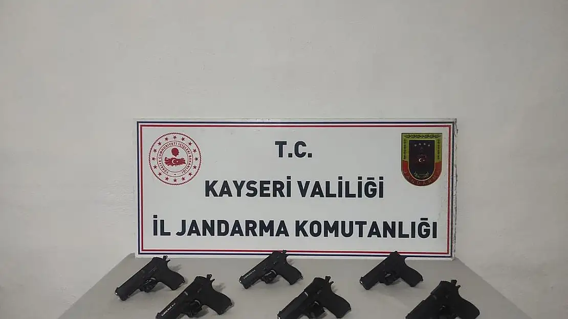 Ruhsatsız tabancaları piyasaya sürmeden yakalandı