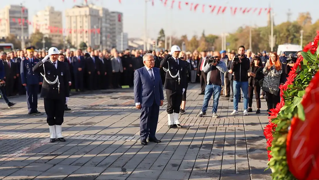 SAAT 9'U 5 GEÇE YİNE ONU ANDIK