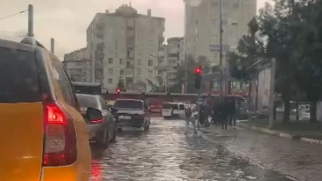 Sağanak yağış hayatı olumsuz etkiledi