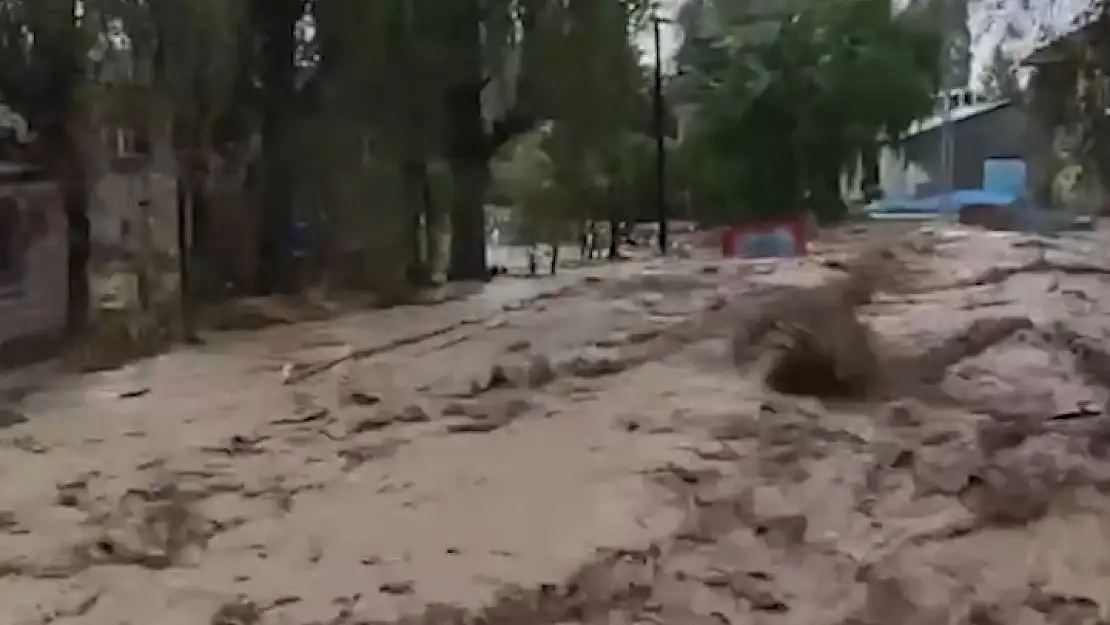 Sağanak yağış sele sebep oldu