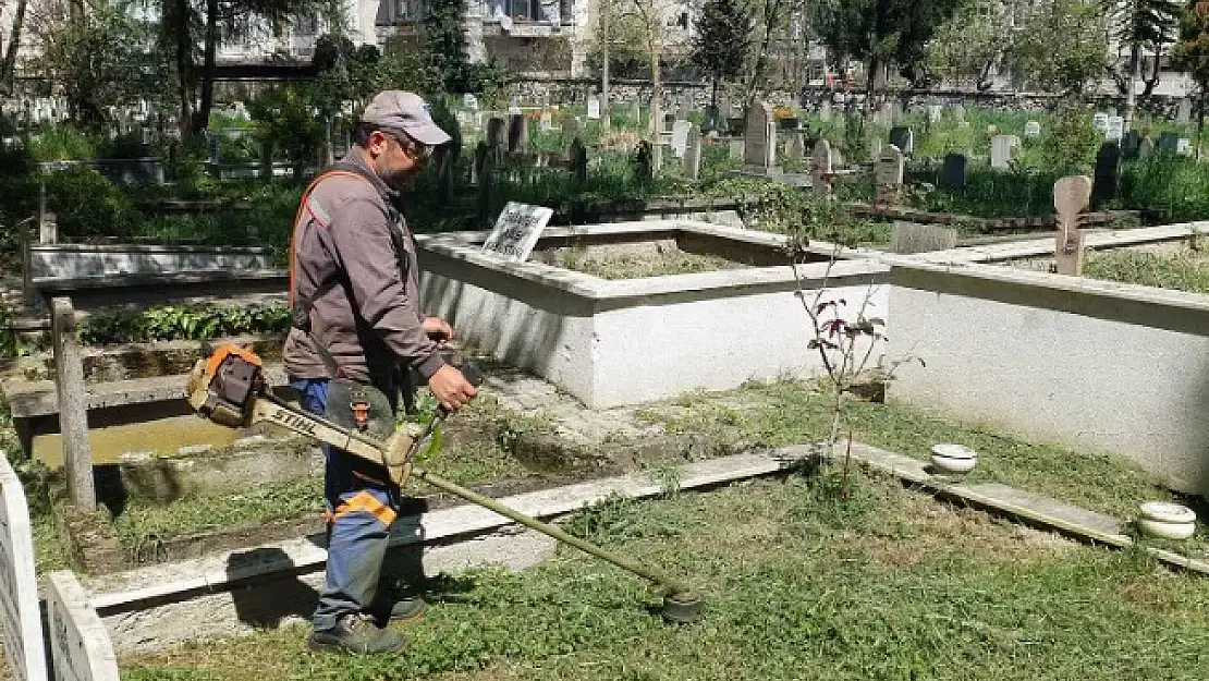 Sakarya'da mezarlıklar bayrama hazırlanıyor