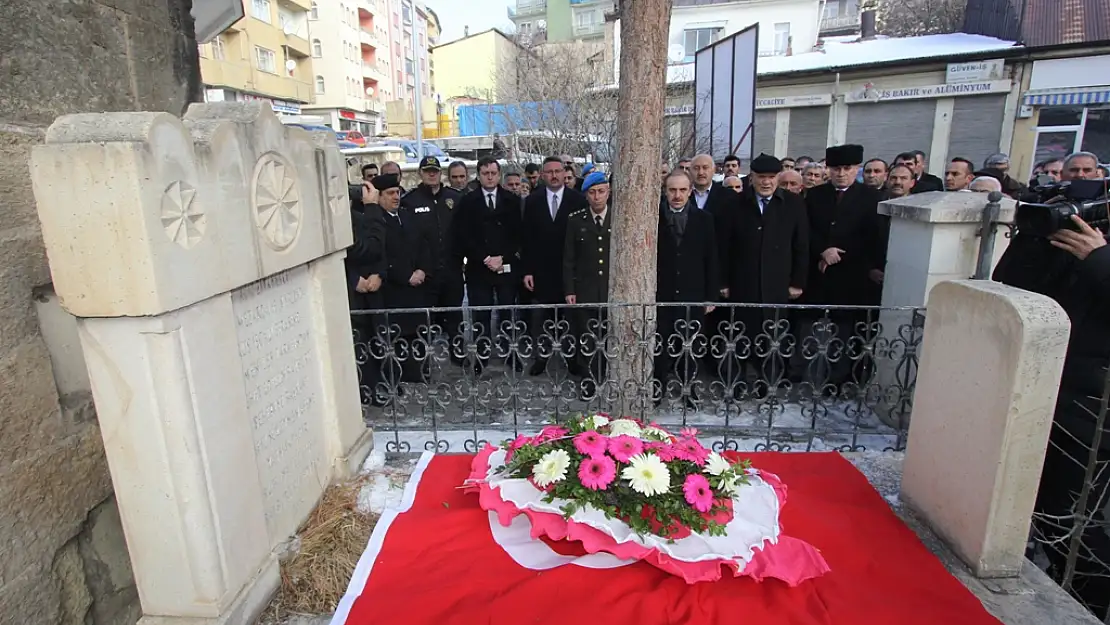 ŞEHİT BAŞKANIN KABRİNE ZİYARET