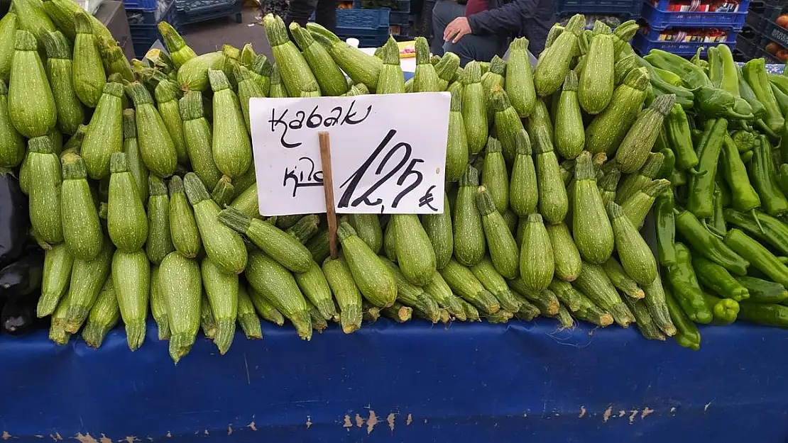 Semt pazarında alışveriş yoğunluğu