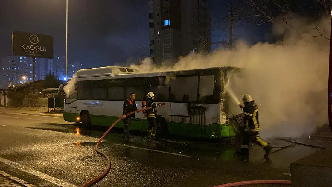 Seyir halindeyken motoru alev alan özel halk otobüsü küle döndü