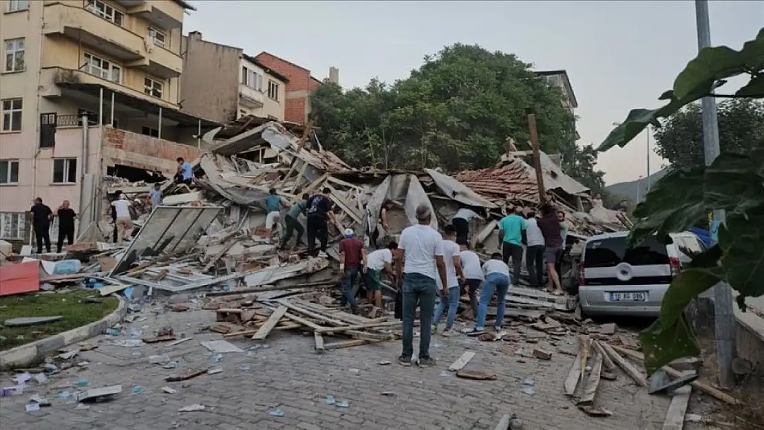 Sındırgı'da 6.1 büyüklüğünde deprem: 1 ölü, 29 yaralı