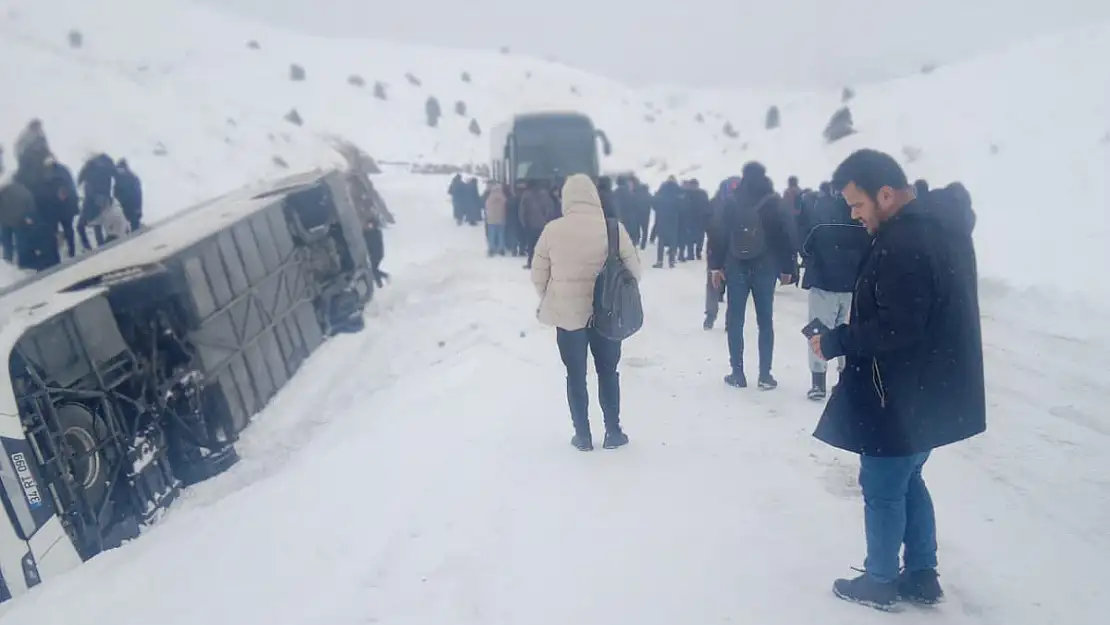 Sivas'ta devrilen yolcu otobüsündeki 11 kişi yaralandı