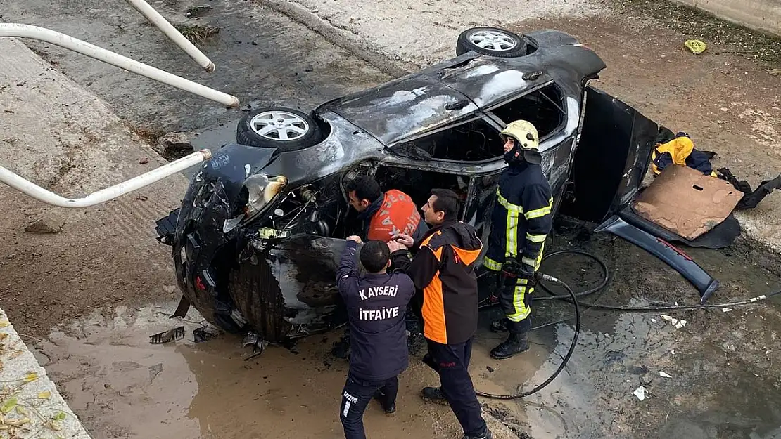 Su kanalına düşen araç yandı: 3 yaralı