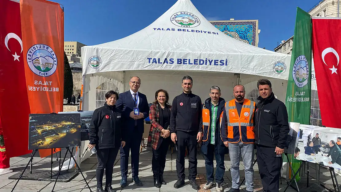 Talas Belediyesi'nden meydanda deprem standı