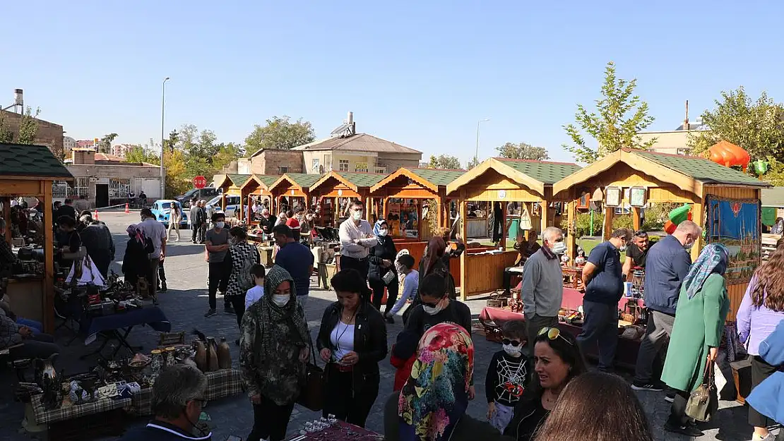 TALAS'IN VAZGEÇİLMEZİ 'ANTİKA PAZARI'  HIZ KESMEDEN DEVAM