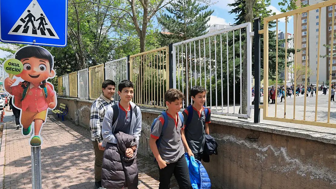 Talas'ta okul geçitlerine sevimli uyarıcılar