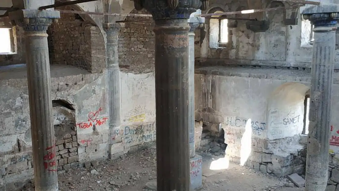 Tarihi kilise tahrip edildi