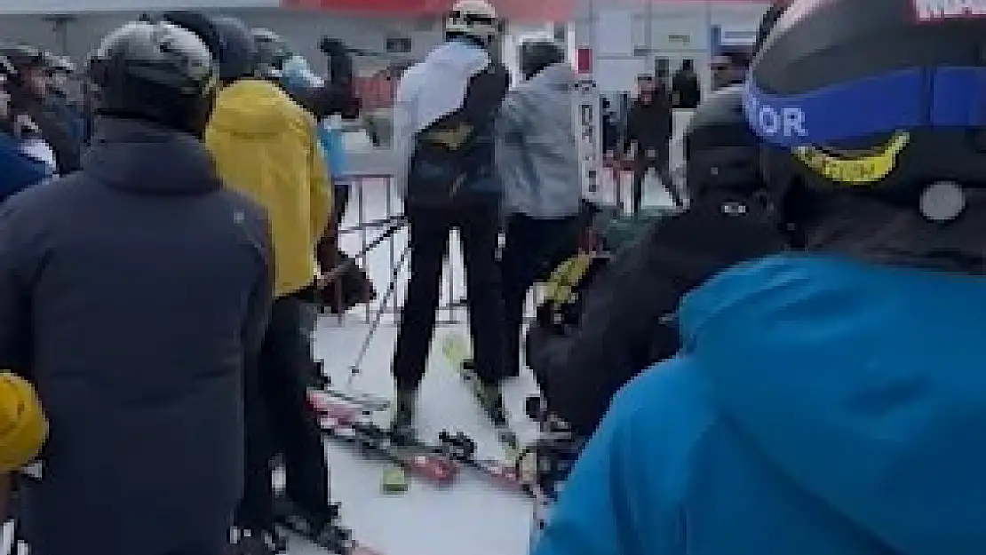 Teleferik sırasında kayak batonlu kavga