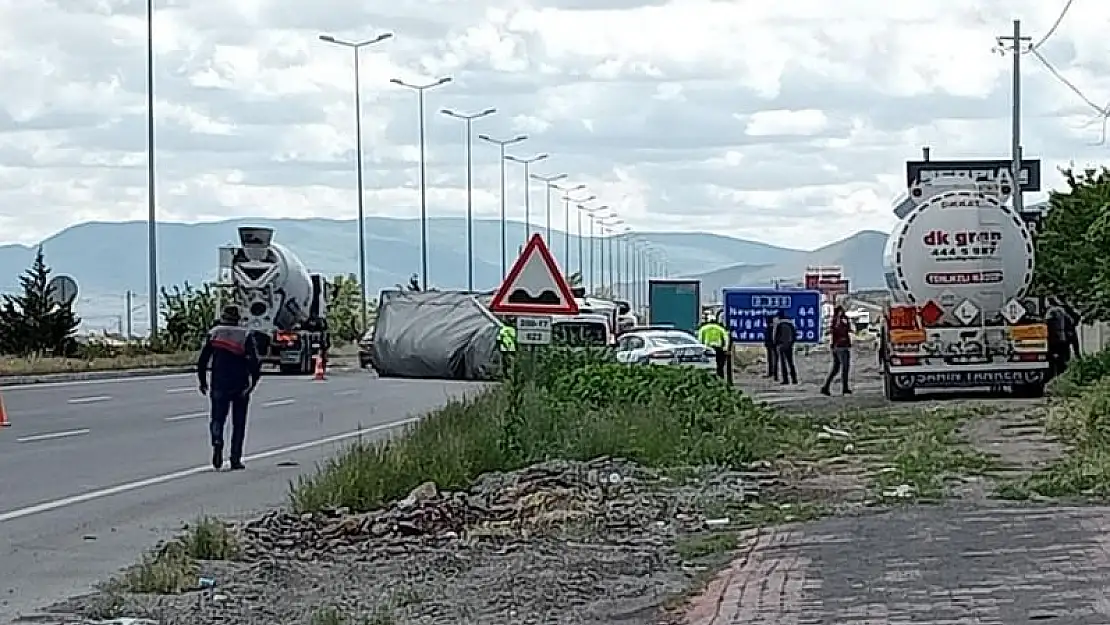 TIR'ın devrilmesi sonucu ulaşım tek şeritle sağlandı