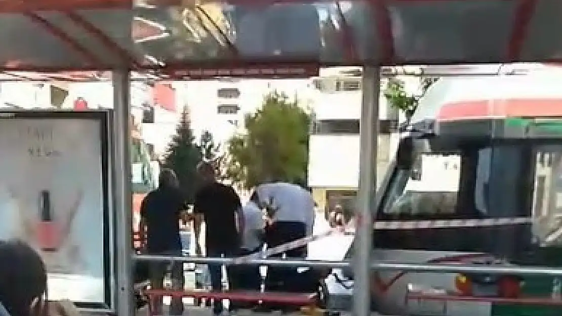 Tramvayın altında kalan genç hayatını kaybetti