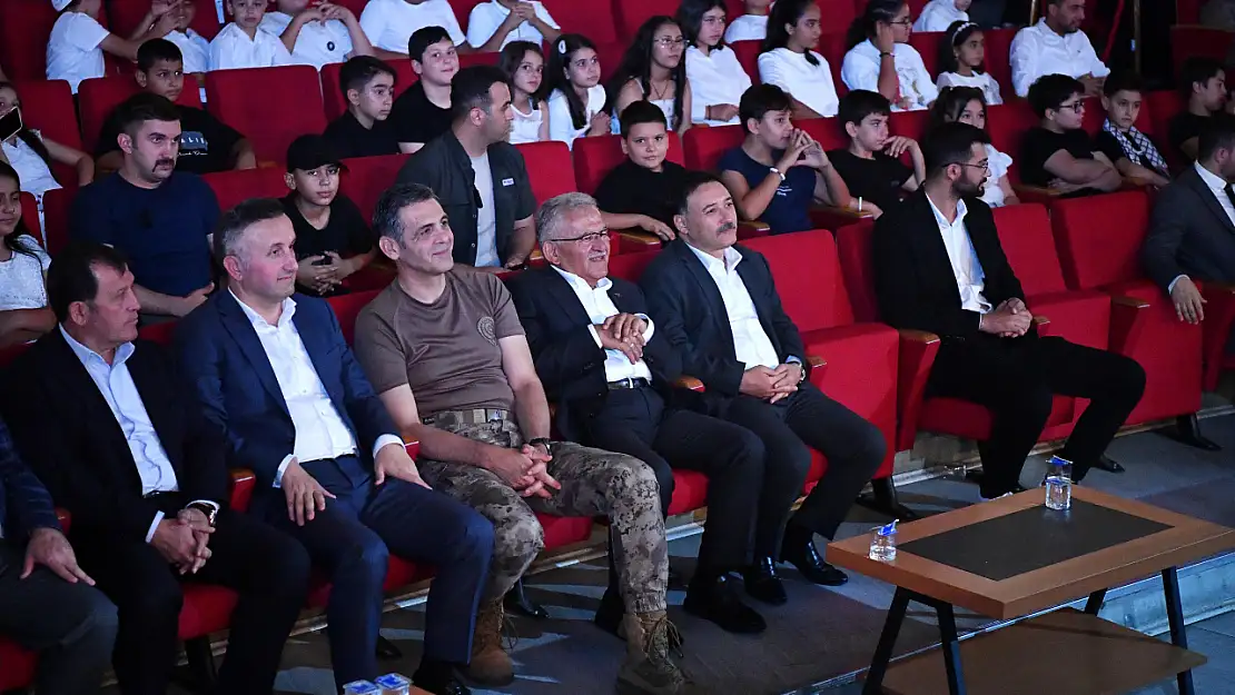 TÜGVA Yaz Okulu'nda Coşkulu kapanış: Vali Çiçek ve Başkan Büyükkılıç gençlerle buluştu