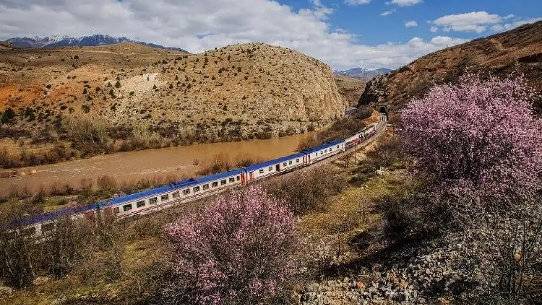 Turistik Tatvan treni sefere çıkıyor