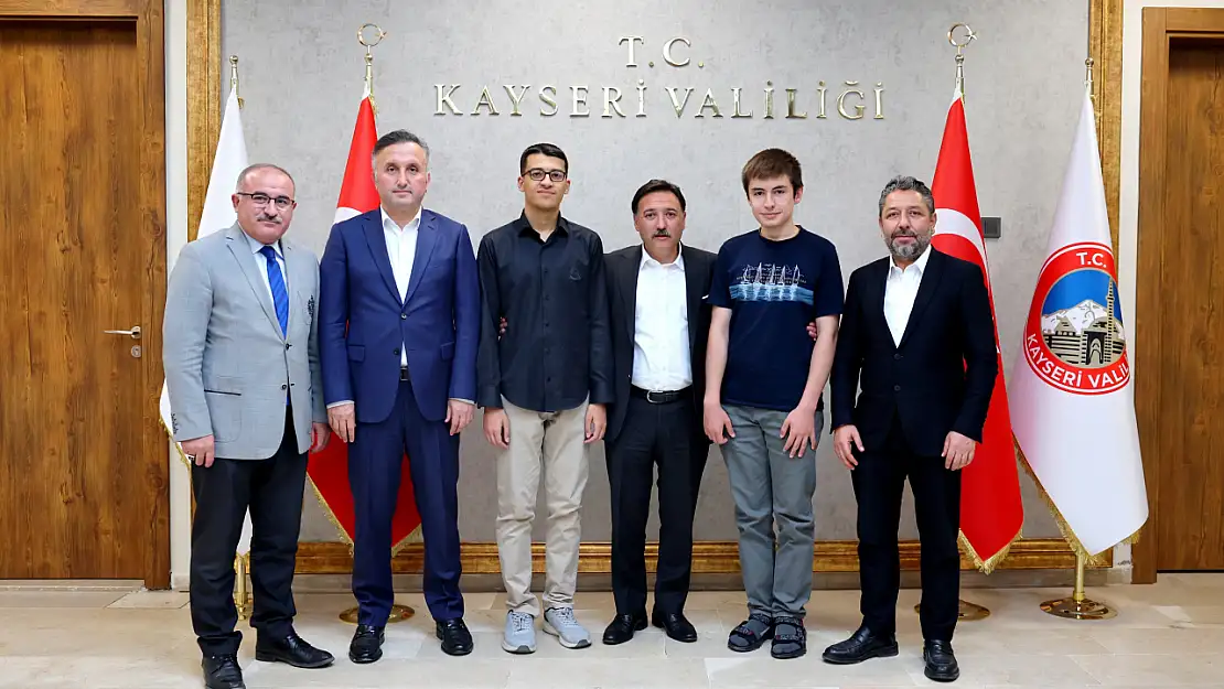 Vali Gökmen Çiçek, YKS'de dereceye giren öğrencileri makamında kabul etti