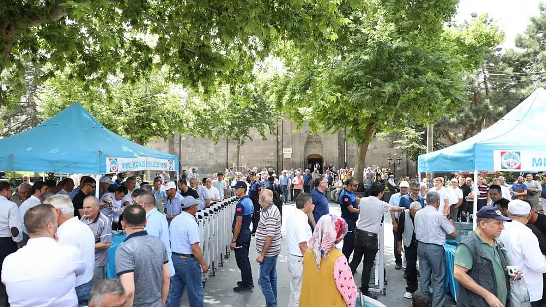 VATANDAŞLARA AŞURE İKRAM ETTİ