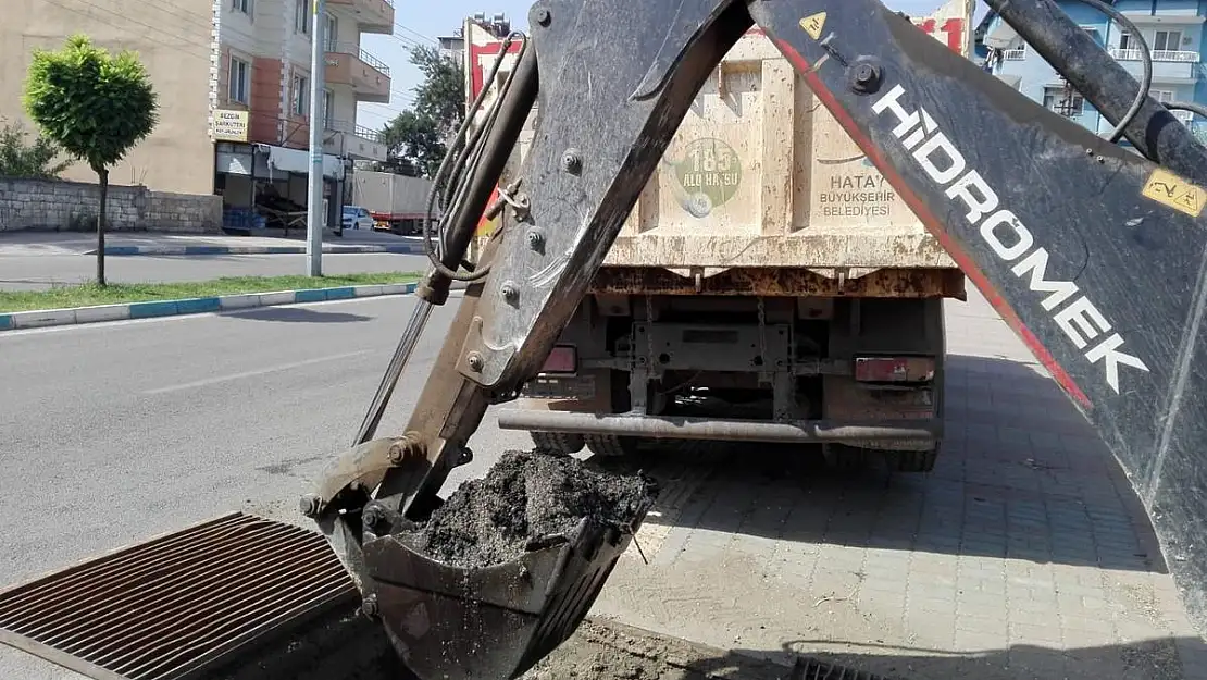 YAĞMUR SUYU HATLARINDAKİ ATIKLAR HAYRETE DÜŞÜRDÜ