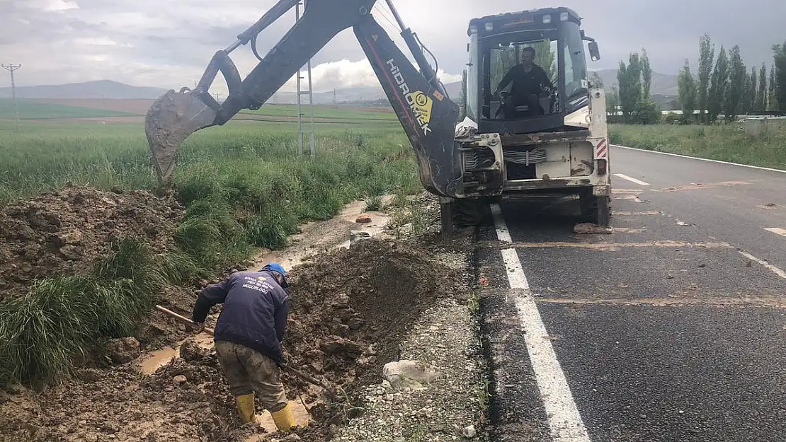 Yağmurun arkasında bıraktığı çamur ve birikintiler temizlendi