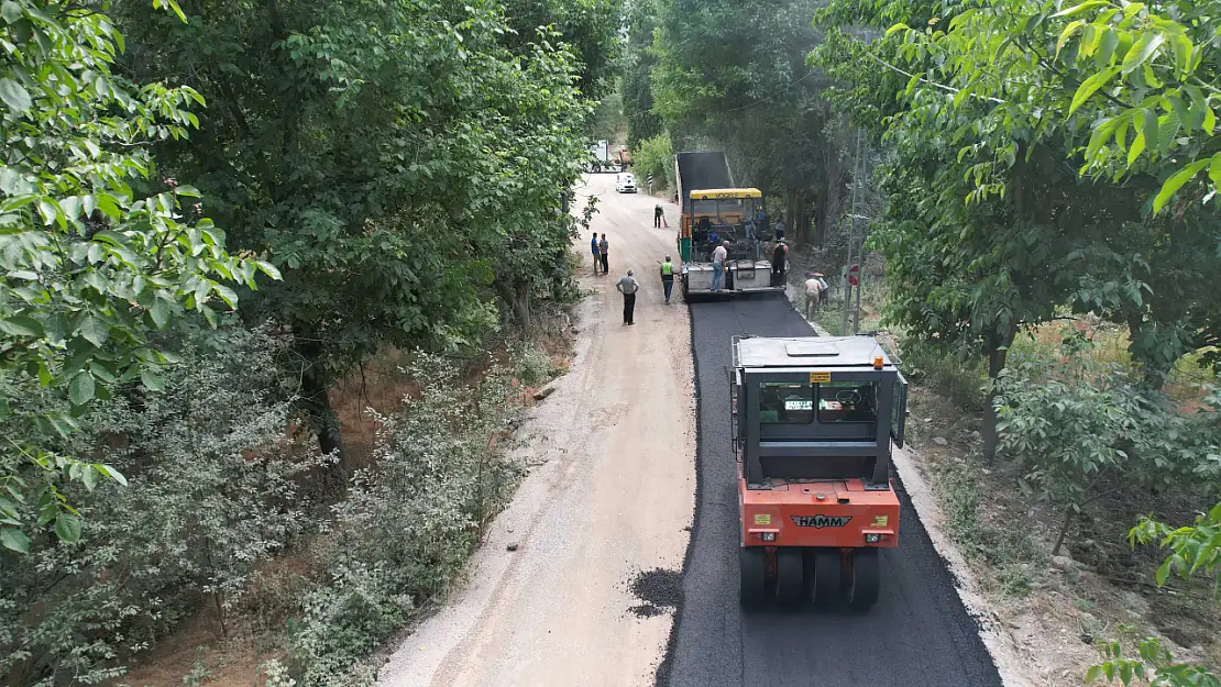 Yahyalı'da Çağlayan Mahallesi'ne 2 km sıcak asfalt döküldü