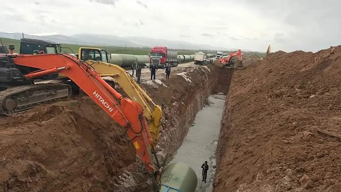 Yeraltı su boruları döşeniyor