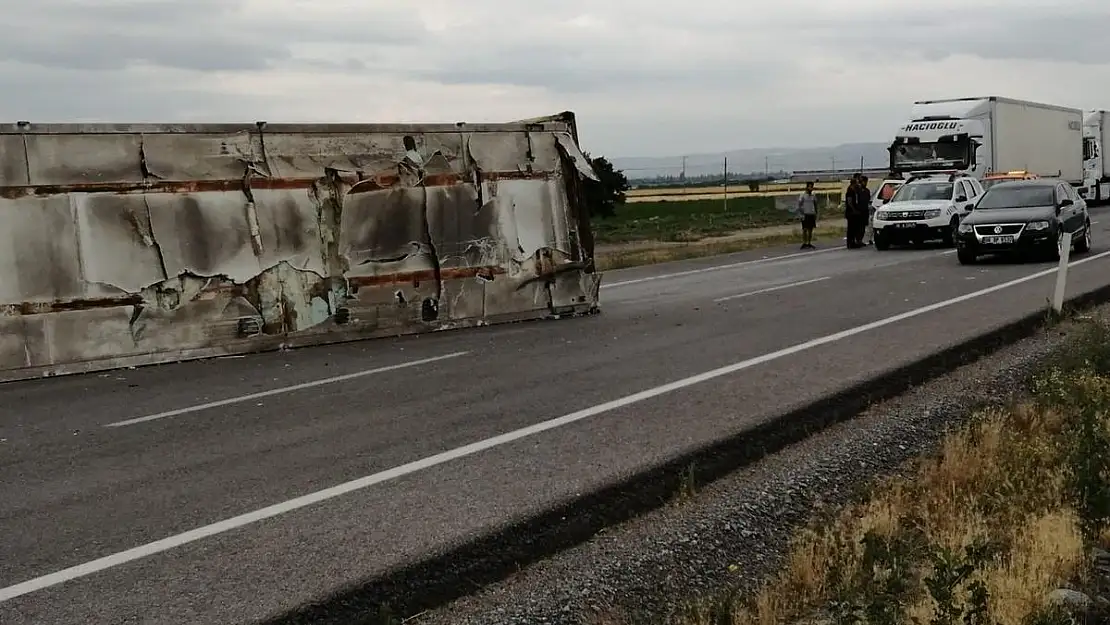 Yesilhisar'da TIR dorsesi yerinden çıktı, faciadan dönüldü