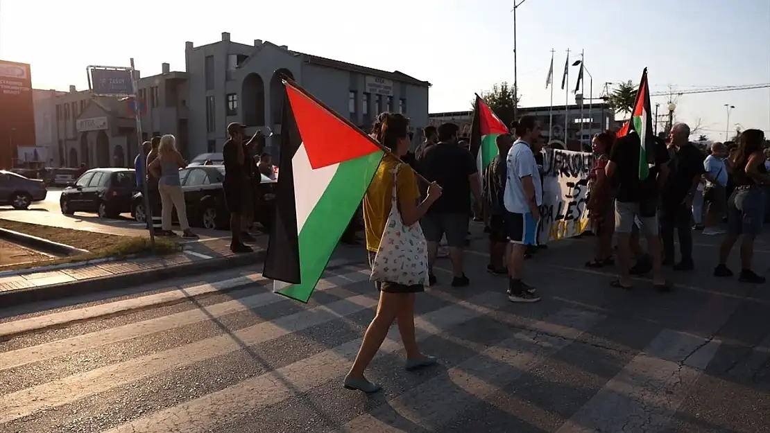 Pire Limanı'nda İsrail gemisine Protesto