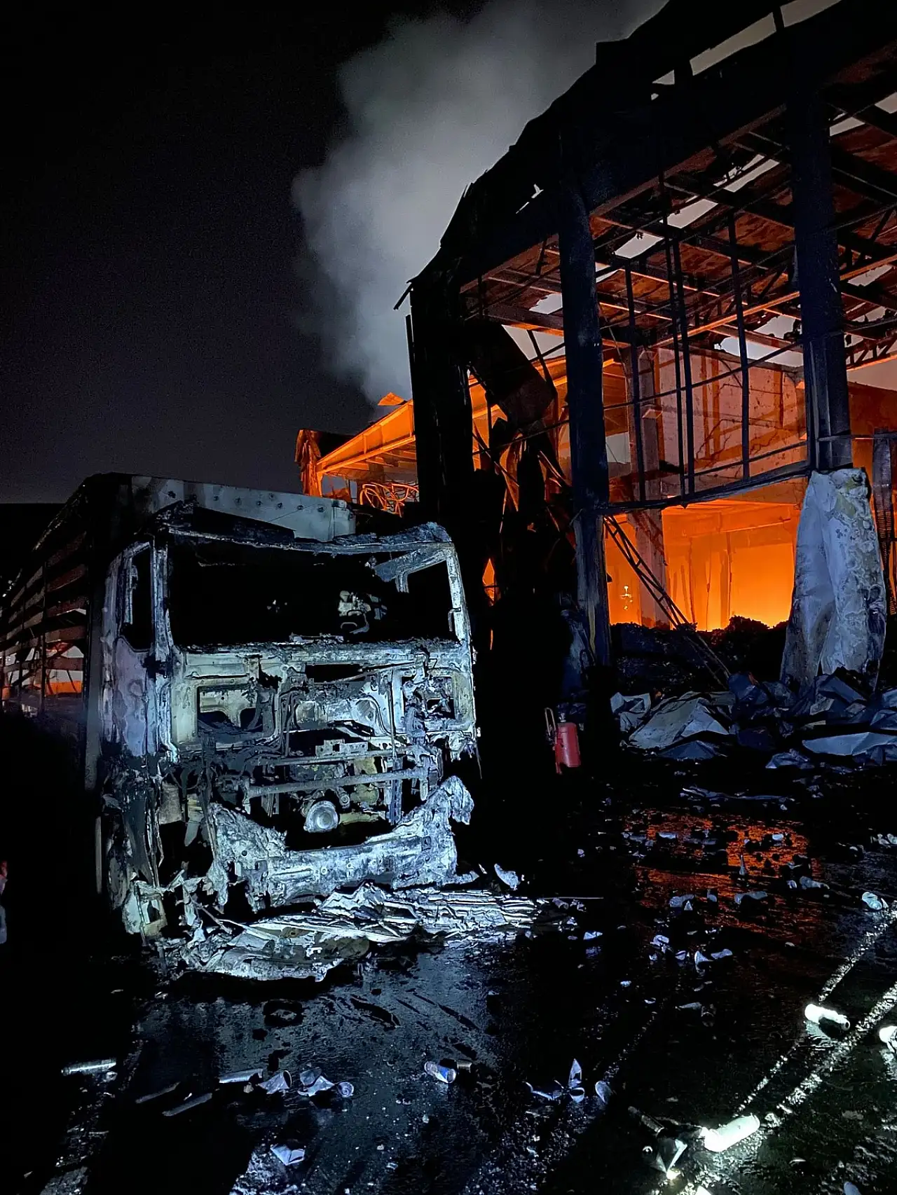 Kayseri İtfaiyesi Kırıkkale'deki fdabrika yangınına destek veriyor