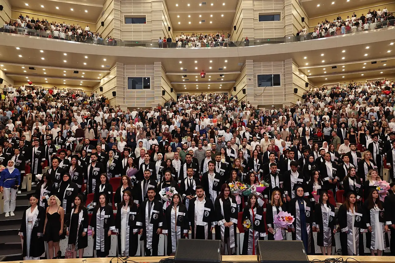 ERÜ İletişim Fakültesi'nde 415 Öğrenci Mezun Oldu