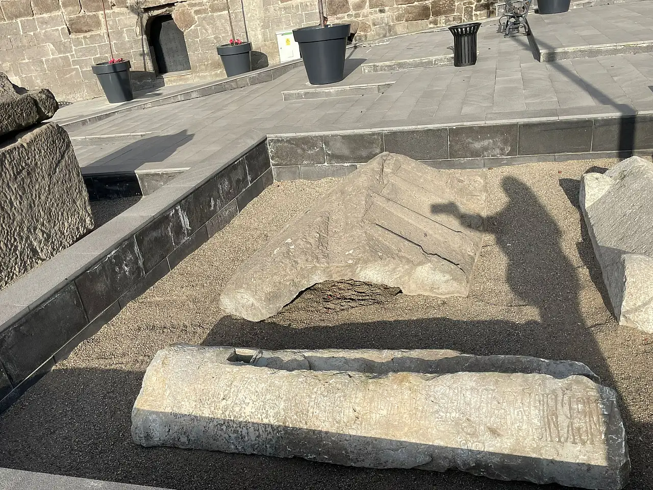 Yönetmenin bulduğu tarihi yazıt müzeye kaldırıldı