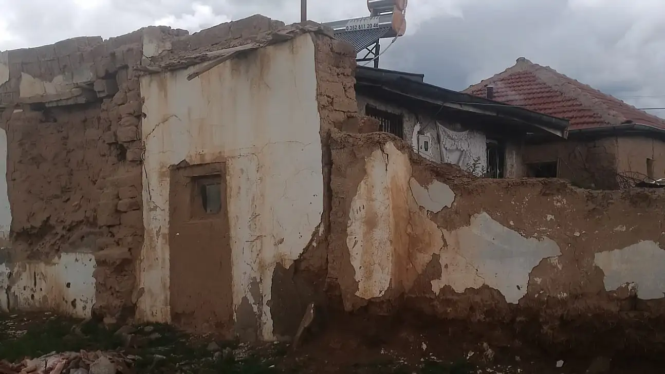 Deprem sonrası evi yıkıldı, yardım bekliyor