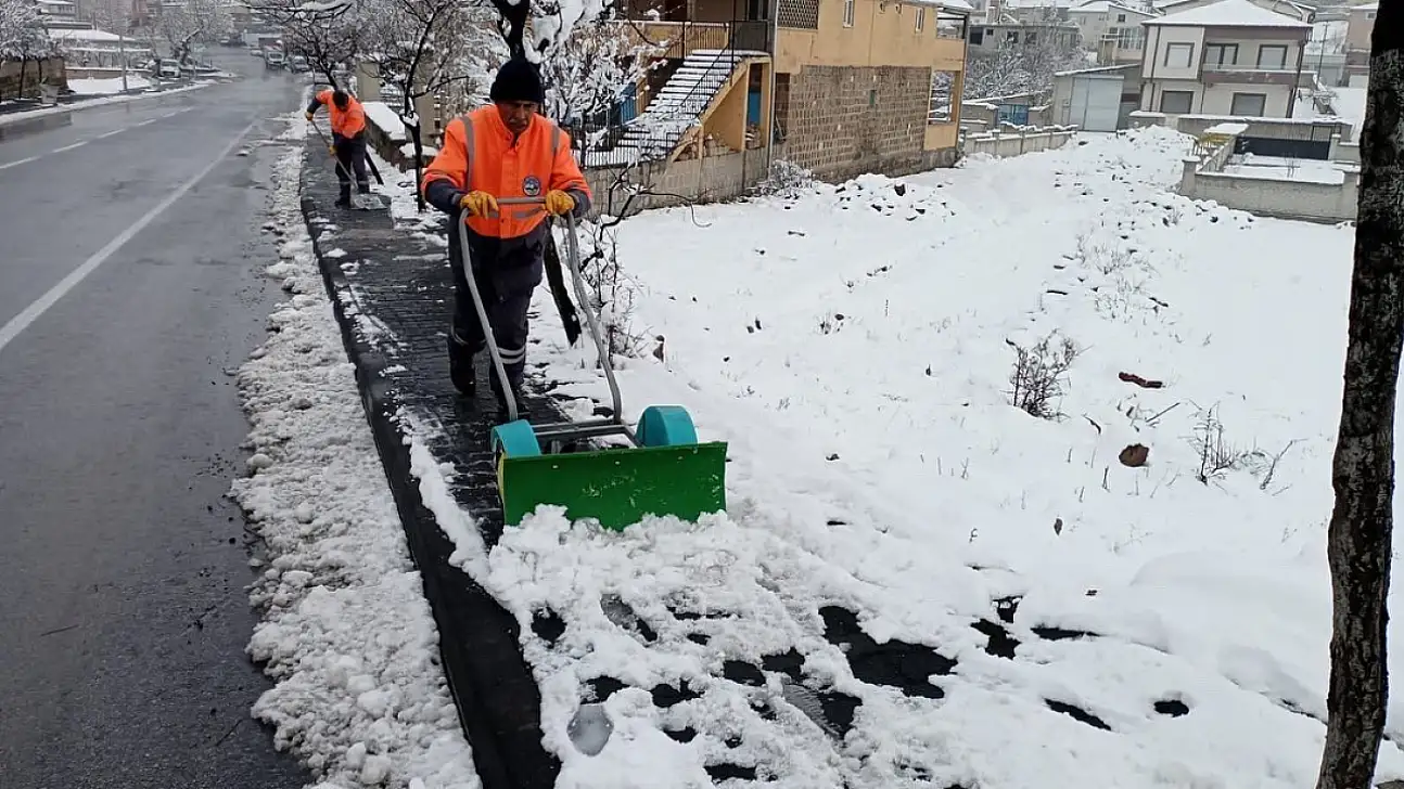 Talas'ta Karla mücadele aralıksız sürüyor