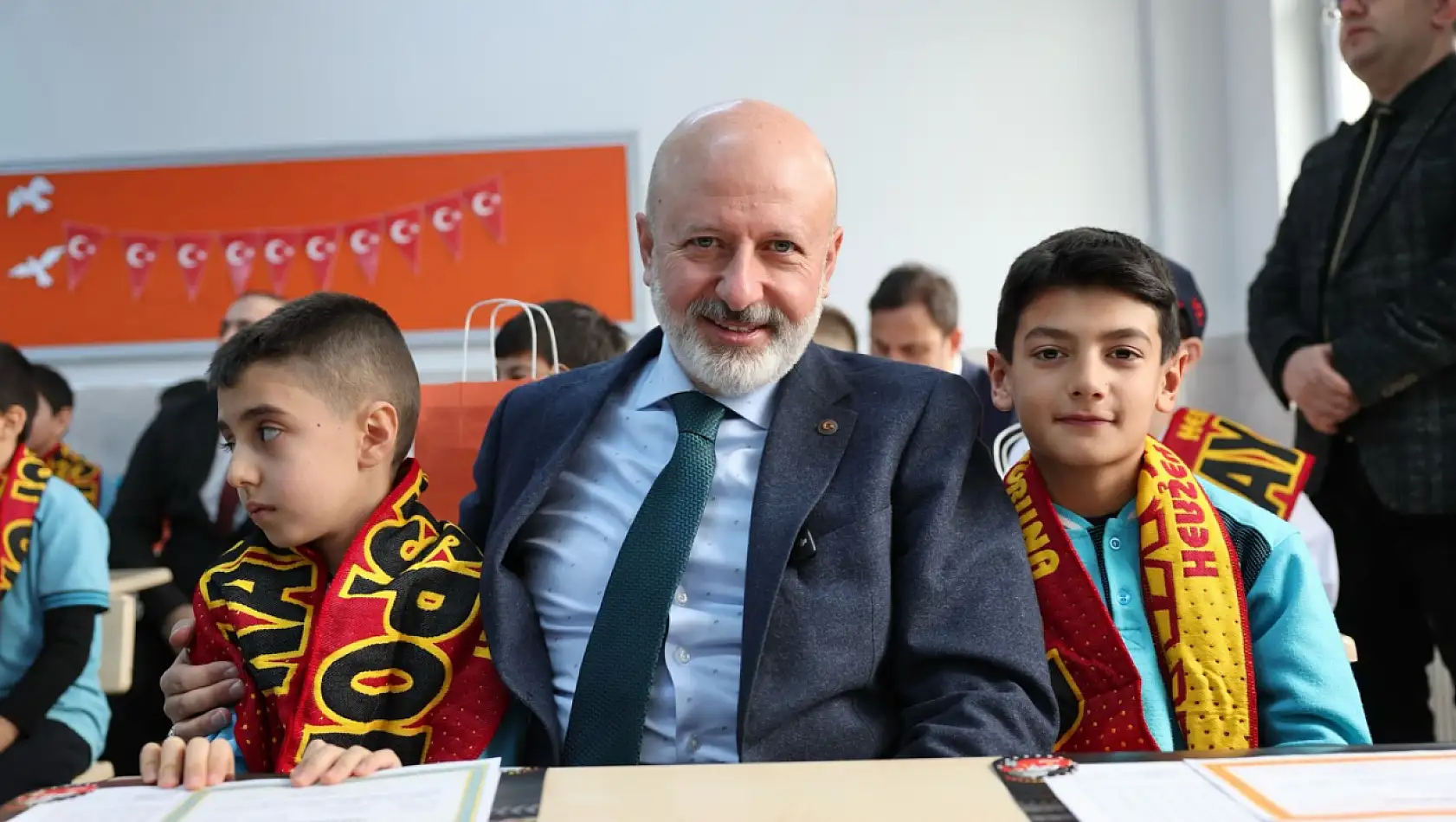 Başkan Çolakbayrakdar, Öğrencilerin karne heyecanına ortak oldu