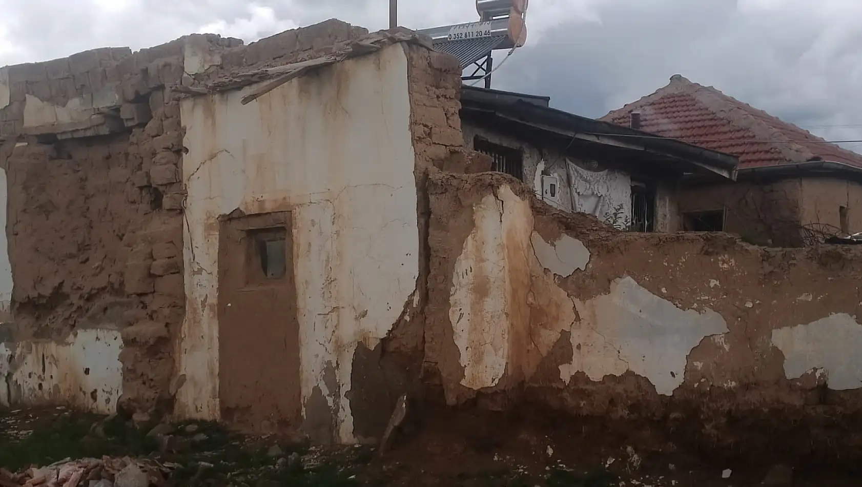 Deprem sonrası evi yıkıldı, yardım bekliyor