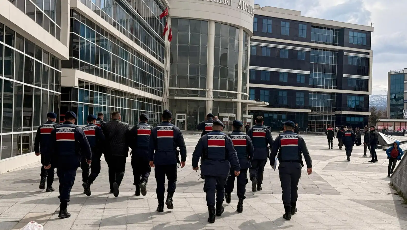 Jandarma Ekipleri Cinayet Şüphelisini Yakaladı