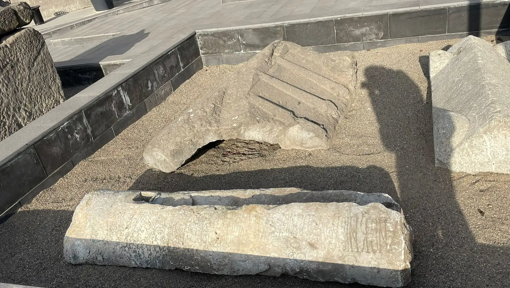 Yönetmenin bulduğu tarihi yazıt müzeye kaldırıldı