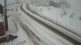 Kar yağışı nedeniyle Erciyes yolu araç trafiğine kapatıldı