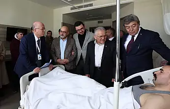 AK Parti heyetinden yaralı polise ziyaret