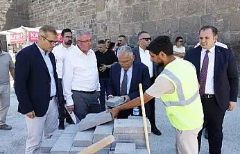 Başkan Büyükkılıç, Cumhuriyet Meydanı'ndaki Çalışmaları İnceledi