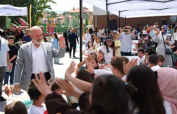 Başkan Çolakbayrakdar Öğrencilerin Karne Sevincine Ortak Oldu