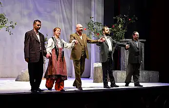 Büyükkılıç ve Çiçek'ten 'Aşık Veysel' oyunu ziyareti