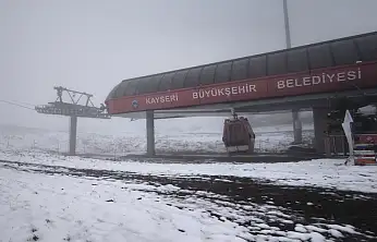 Erciyes'e yeniden kar yağdı: Turizmcilerin yüzü güldü