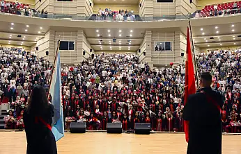 ERÜ Eğitim Fakültesi yeni mezunlarını verdi