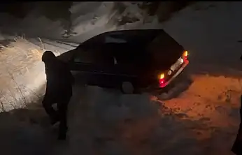 Hacılar'da kara saplanan araçtaki 3 kişi kurtarıldı