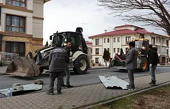 İncesu'da rüzgar çatıları uçurdu